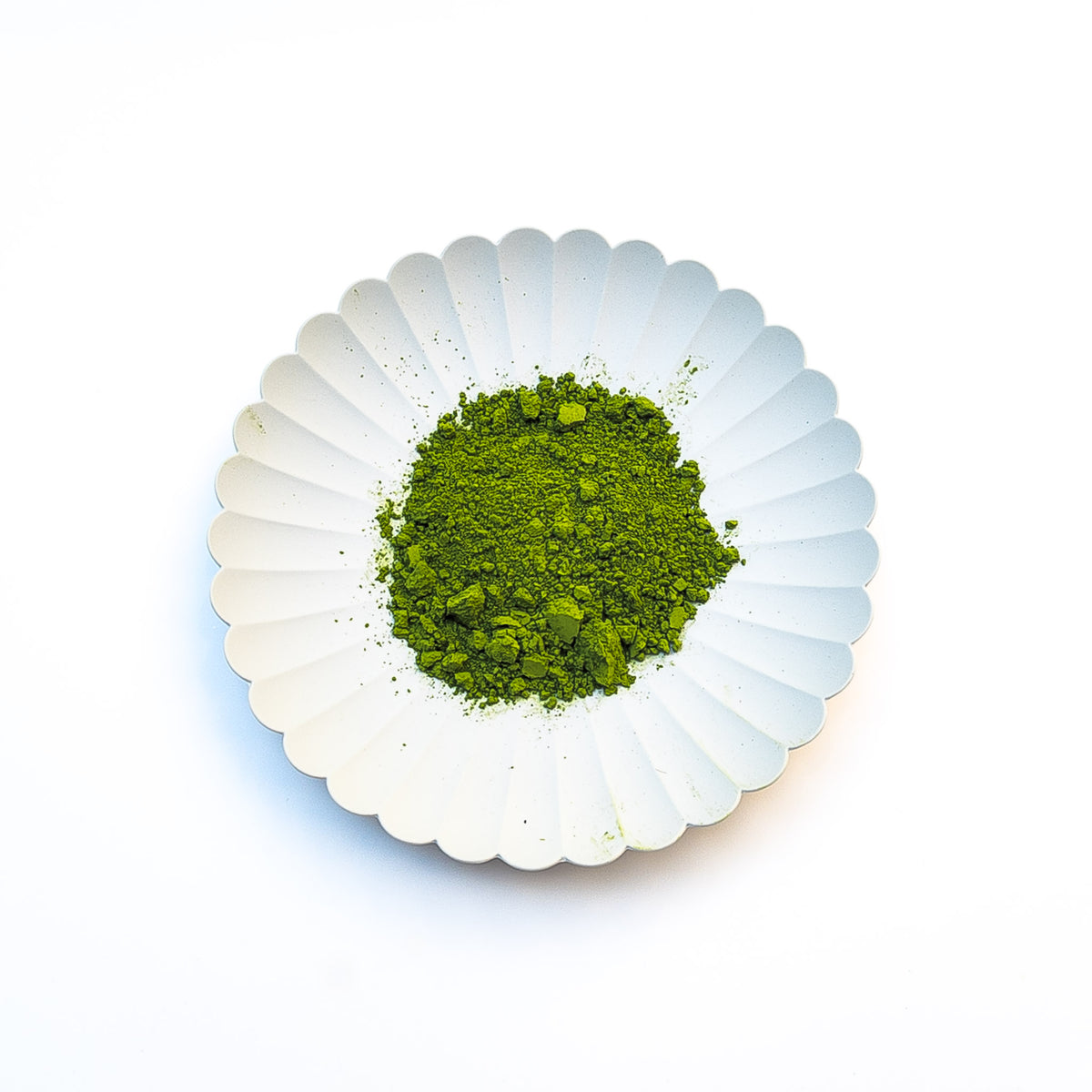 Poudre de matcha japonais presentee sur une assiette blanche