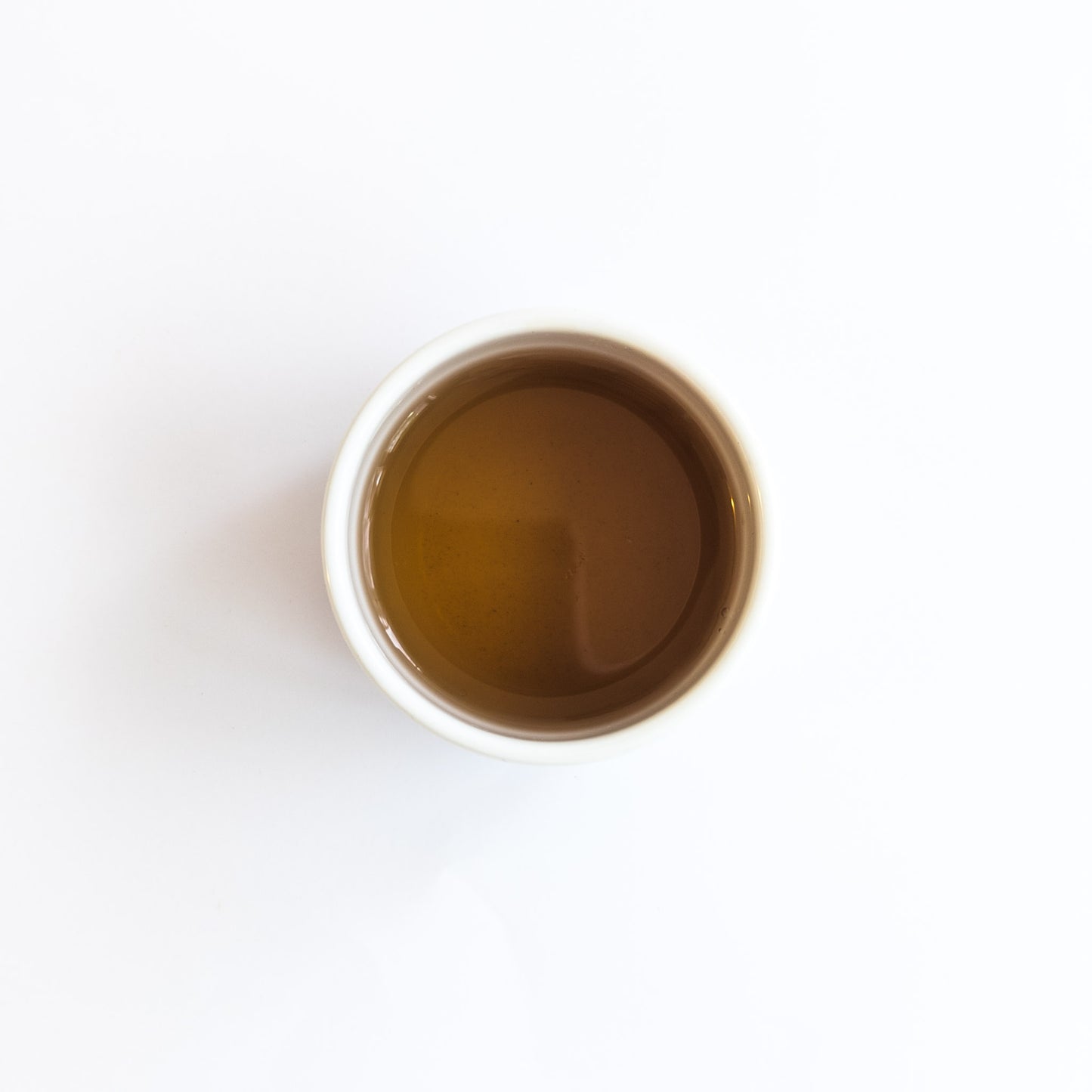 Infusion de hojicha japonais, the vert grille a la couleur ambrée