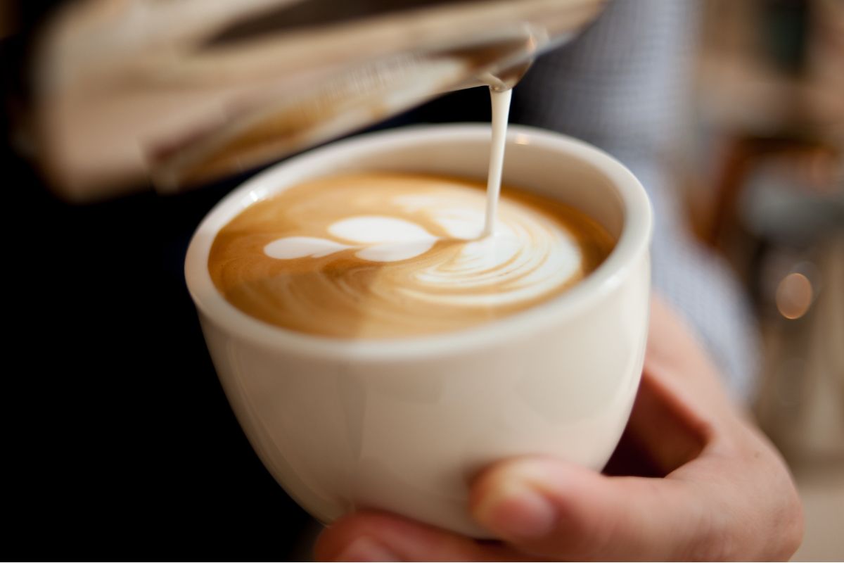 Une Tasse Réconfortante : Le Latte au Hojicha, Parfait Même le Soir
