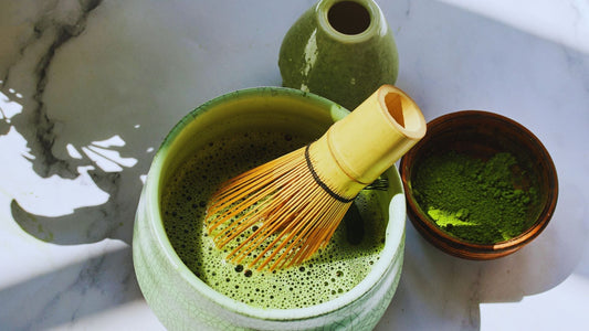 Les ustensiles essentiels pour préparer le matcha | Guide complet : chasen, chawan, chashaku et tamis