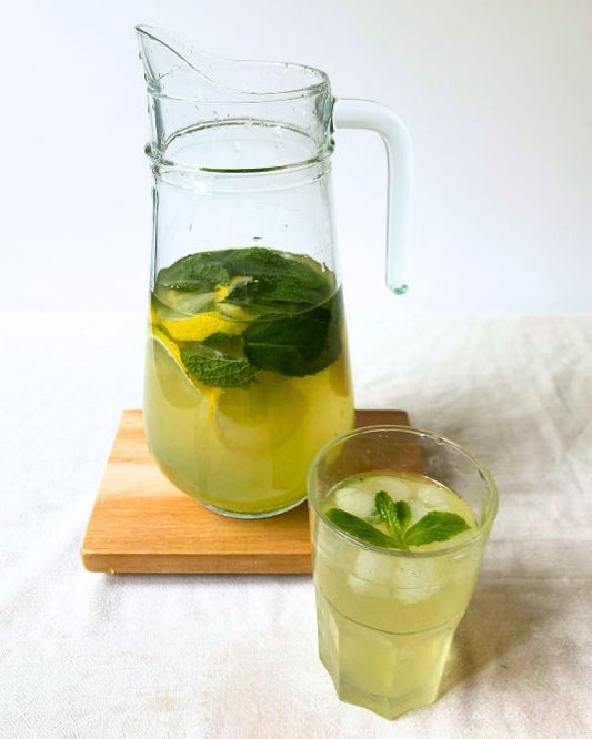Thé vert glacé à la menthe et au citron