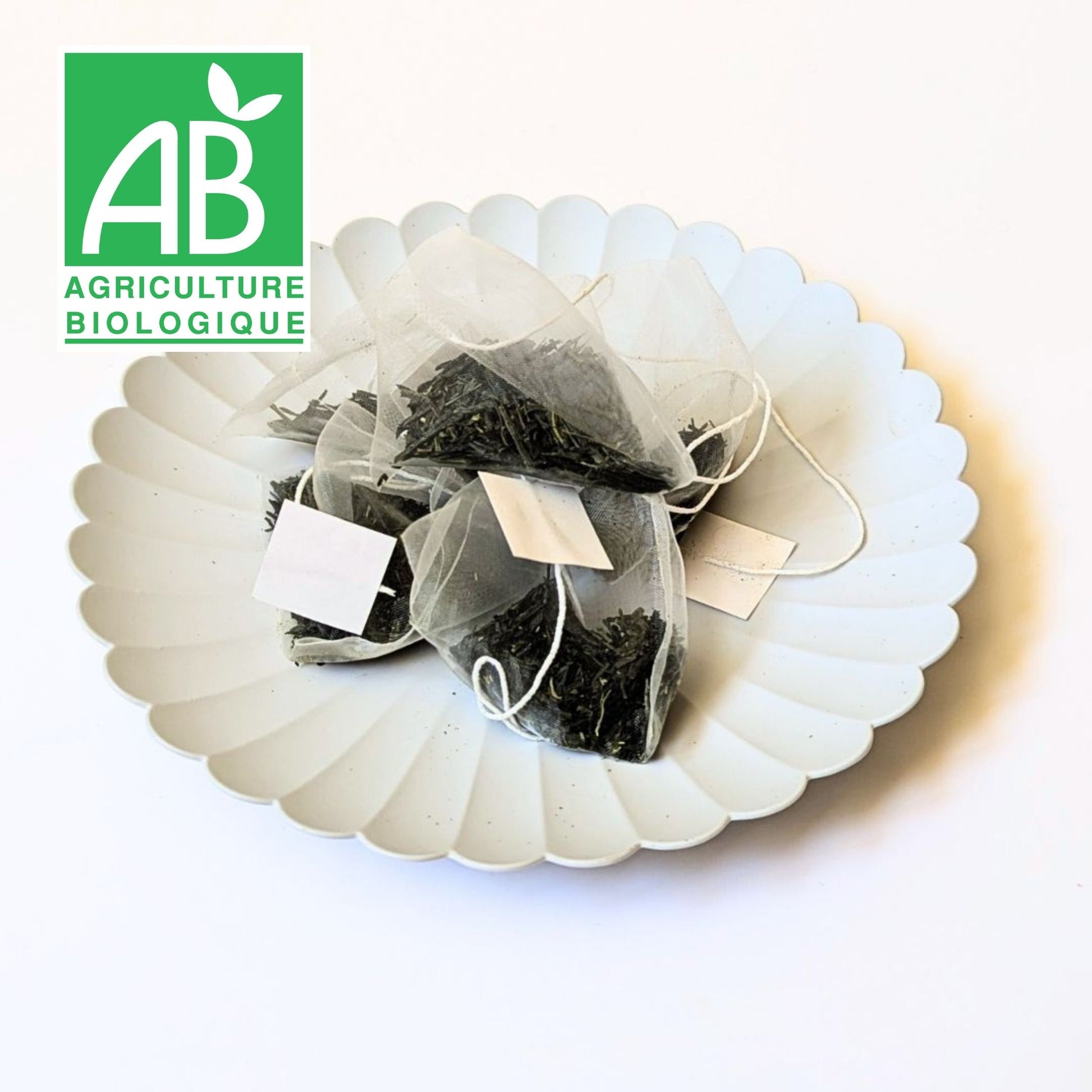 Sachets de thé vert japonais bio Kabusecha certifié Agriculture Biologique présentés sur une assiette blanche