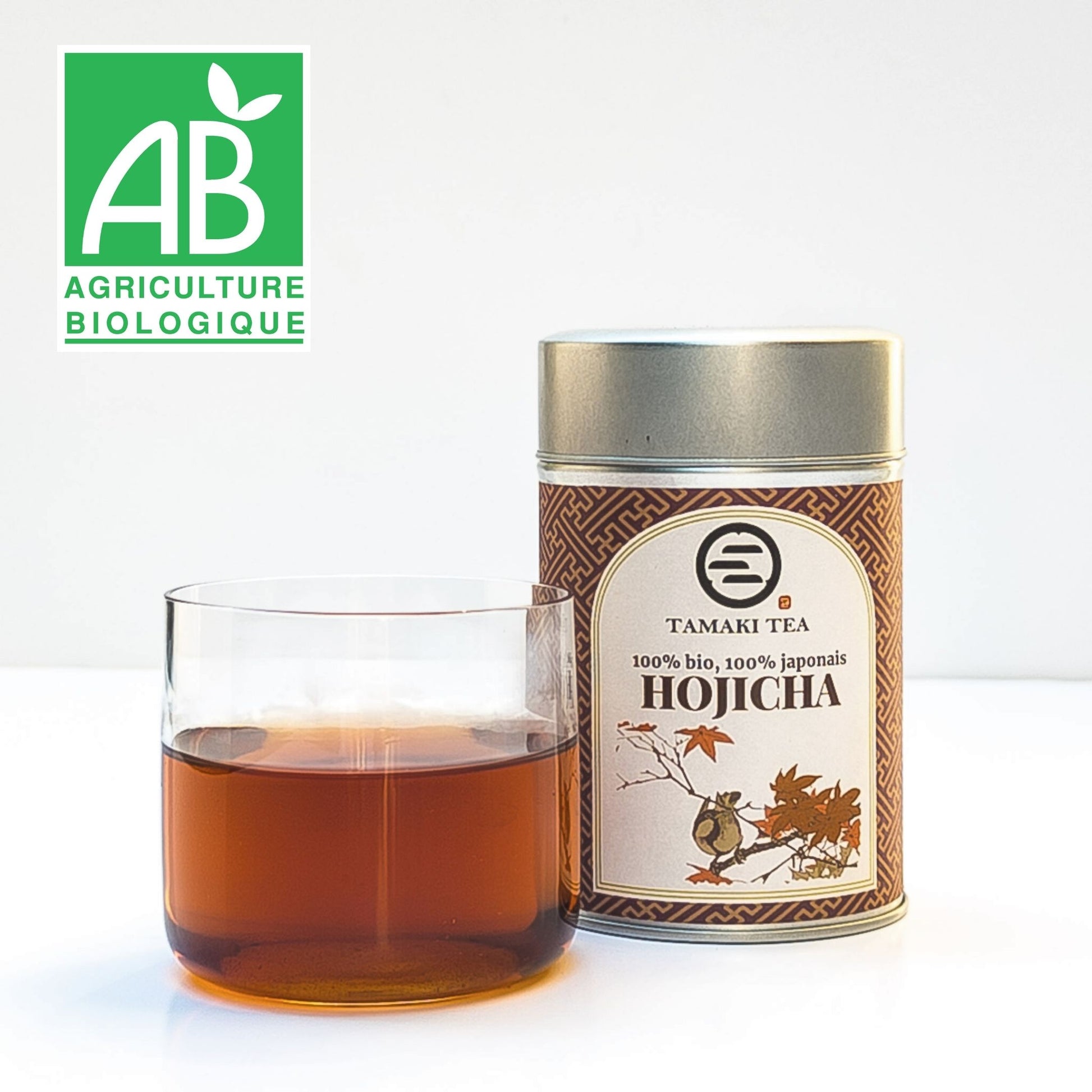 Hojicha japonais bio certifié Agriculture Biologique en boîte métallique TAMAKI TEA, accompagné d'une tasse de thé infusé