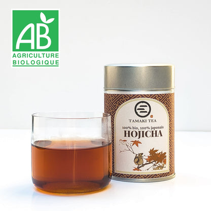Hojicha japonais bio certifié Agriculture Biologique en boîte métallique TAMAKI TEA, accompagné d'une tasse de thé infusé