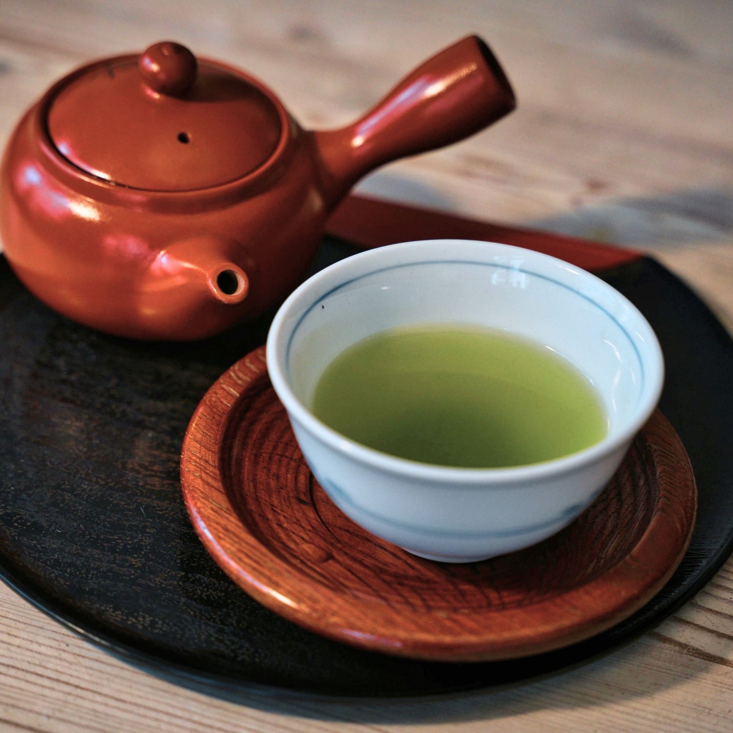 Thé japonais servi dans une tasse yunomi avec une théière kyusu traditionnelle